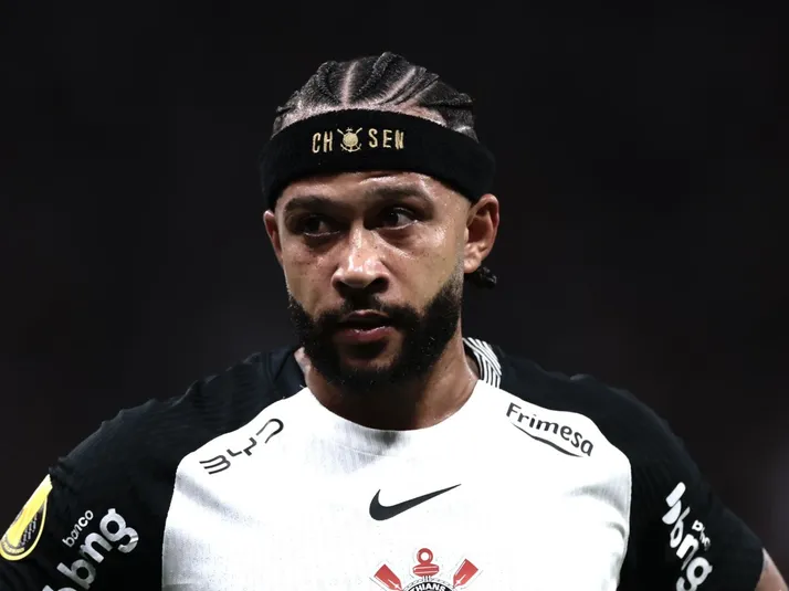 Depay perde pênalti e Corinthians é derrotado pelo Palmeiras