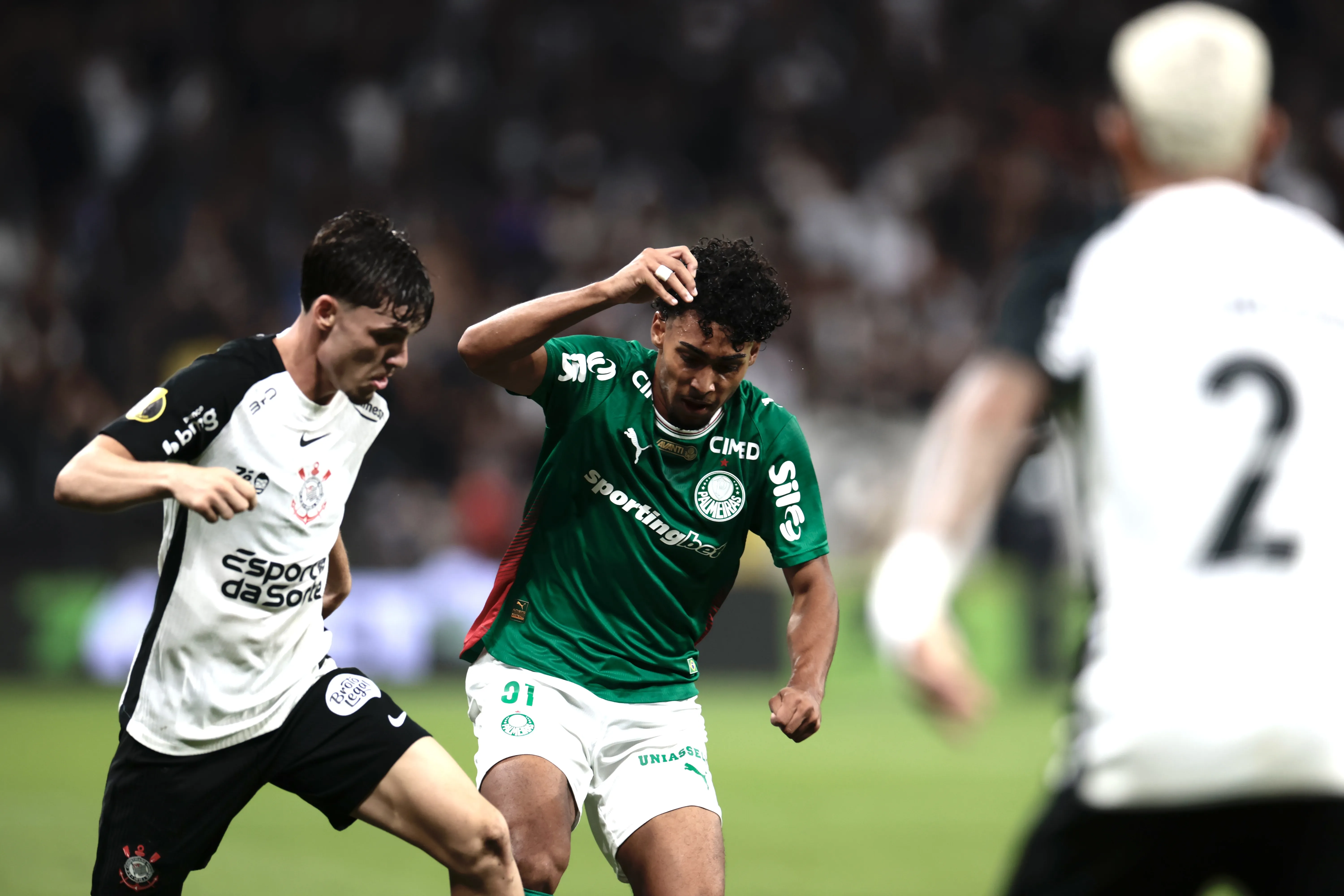Breno Bidon jogador do Corinthians disputa lance com Luigui jogador do Palmeiras durante partida no estadio Arena Corinthians pelo campeonato Paulista 2026. Foto: Marcello Zambrana/AGIF