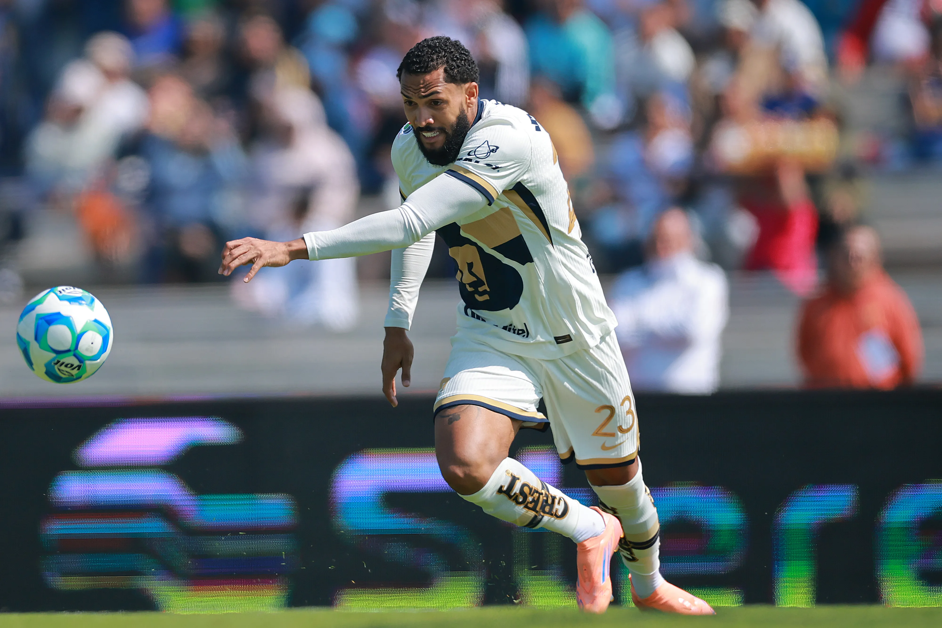 MEXICO CITY, MEXICO – JANUARY 11: Juninho Vieira of Pumas UNAM controls the ball during the 1st round match between Pumas UNAM and Queretaro as part of the Torneo Clausura 2026 Liga MX at Estadio Olimpico Universitario on January 11, 2026 in Mexico City, Mexico. (Photo by Hector Vivas/Getty Images)