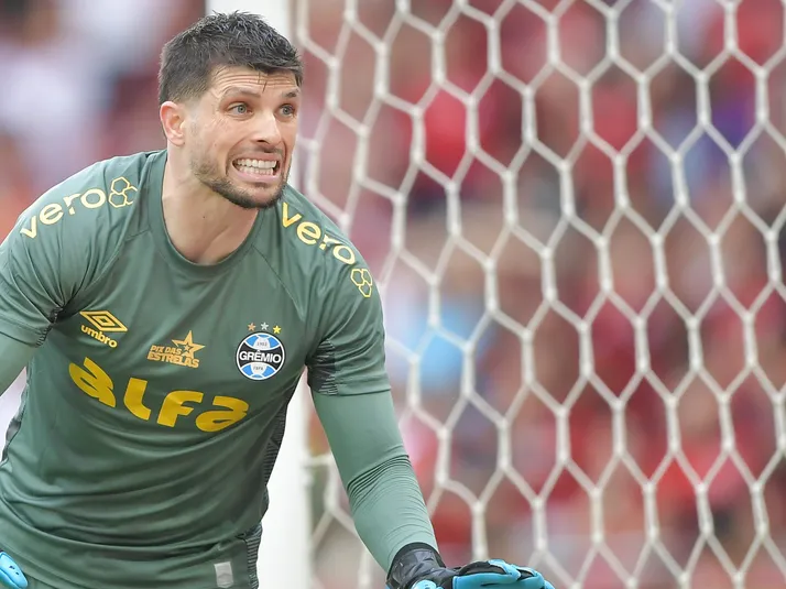 Tiago Volpi, ex-Grêmio, se destaca em estreia pelo Bragantino