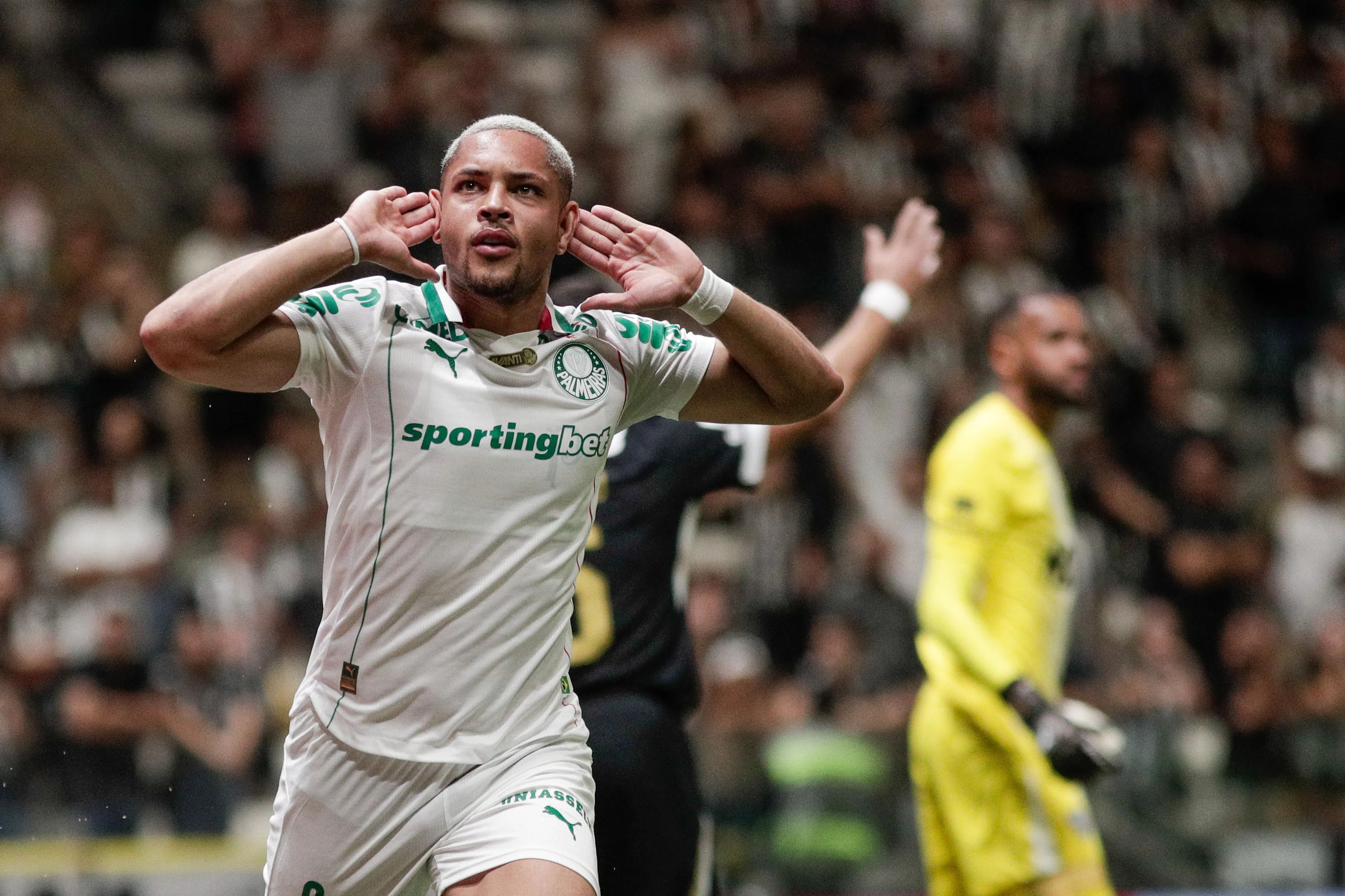 Vitor Roque jogador do Palmeiras comemora seu gol durante partida contra o Atletico no estadio Arena MRV pelo campeonato Brasileiro A 2026. Foto: Fernando Moreno/AGIF