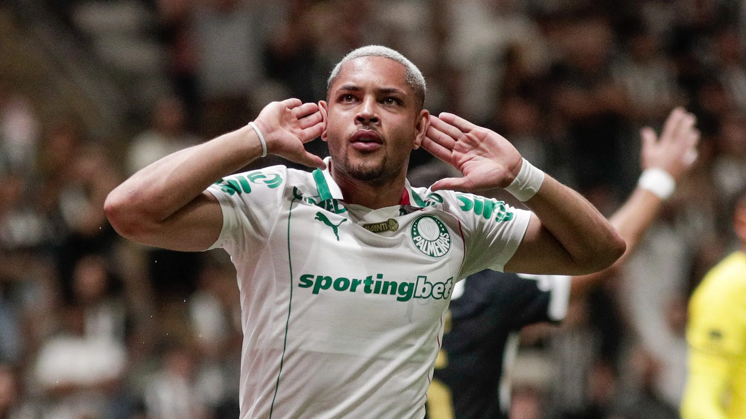 Vitor Roque comemorando gol pelo Palmeiras. Foto: Fernando Moreno/AGIF