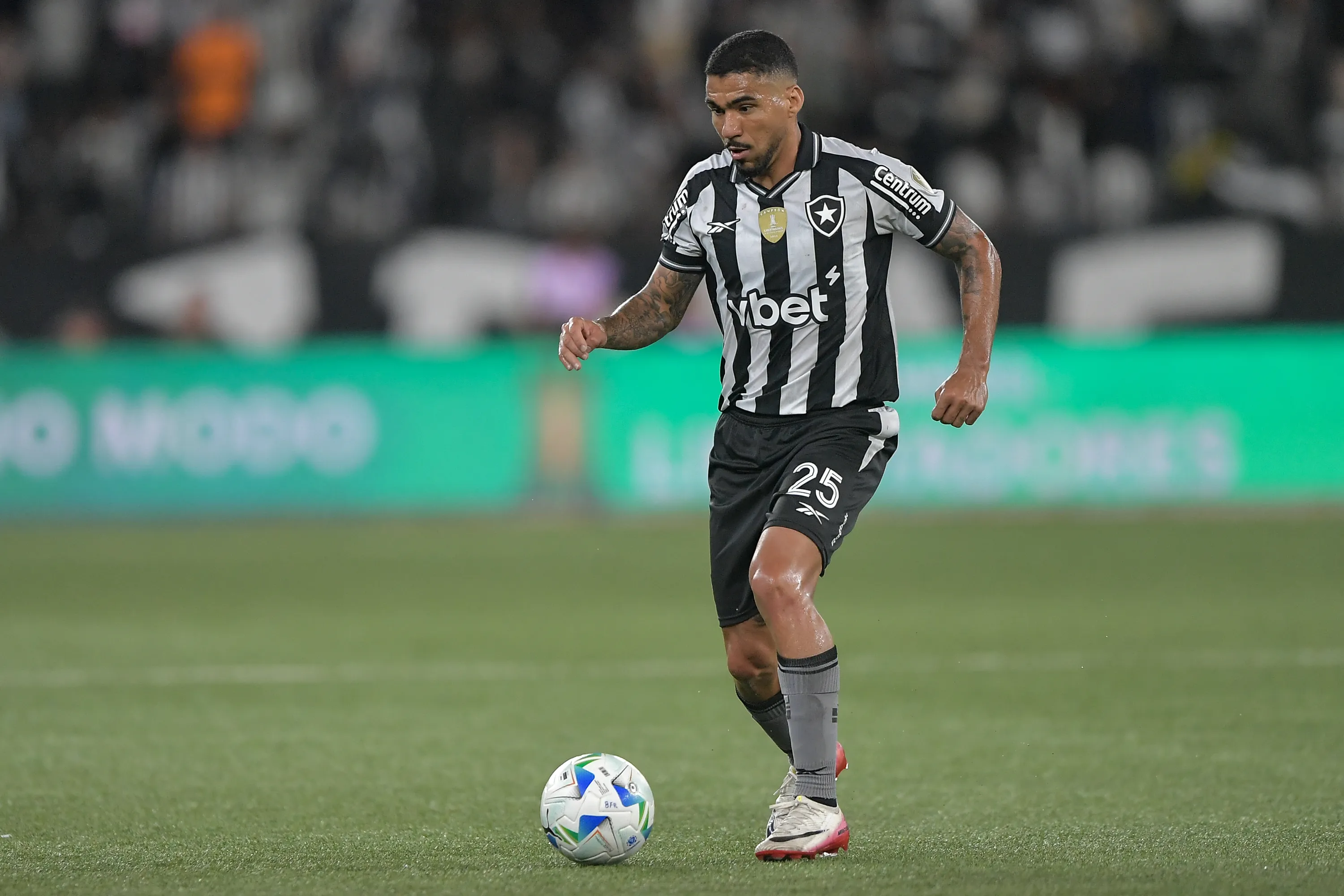 Allan jogador do Botafogo durante partida contra o LDU no estadio Engenhao pelo campeonato Copa Libertadores 2025. Foto: Thiago Ribeiro/AGIF