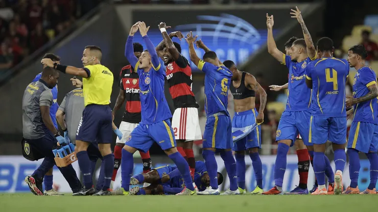 Alexandre jogador do Flamengo disputa lance com Alexandre jogador do Sampaio Corrêa tem convulsão durante partida no estádio Maracanã pelo campeonato Carioca 2026. Foto: Andre Mourao/AGIF