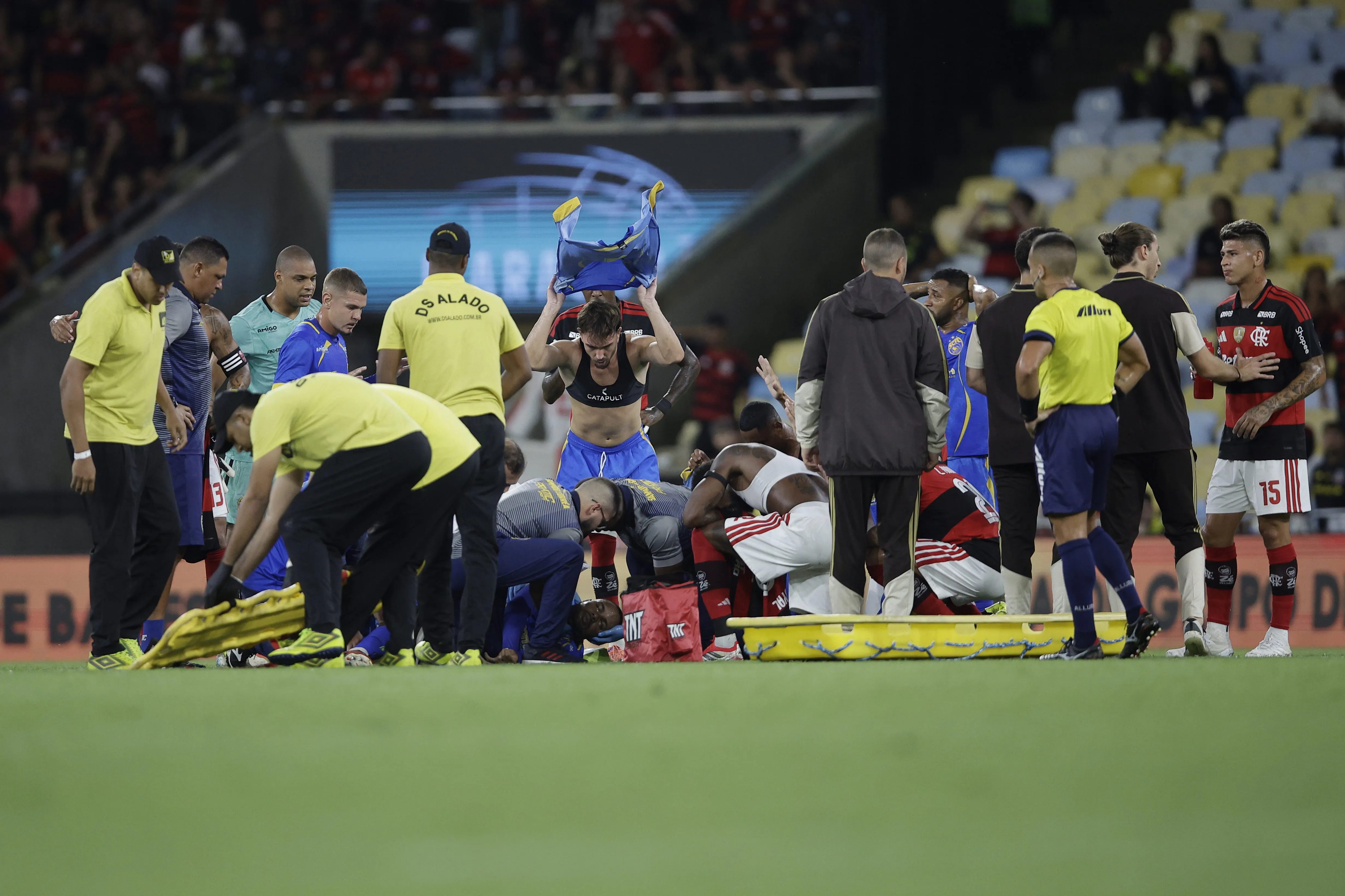 RJ – RIO DE JANEIRO – 07/02/2026 – CARIOCA 2026, FLAMENGO X SAMPAIO CORREA – Alexandre jogador do Flamengo disputa lance com Alexandre jogador do Sampaio Correa tem convulsao durante partida no estadio Maracana pelo campeonato Carioca 2026. Foto: Andre Mourao/AGIF