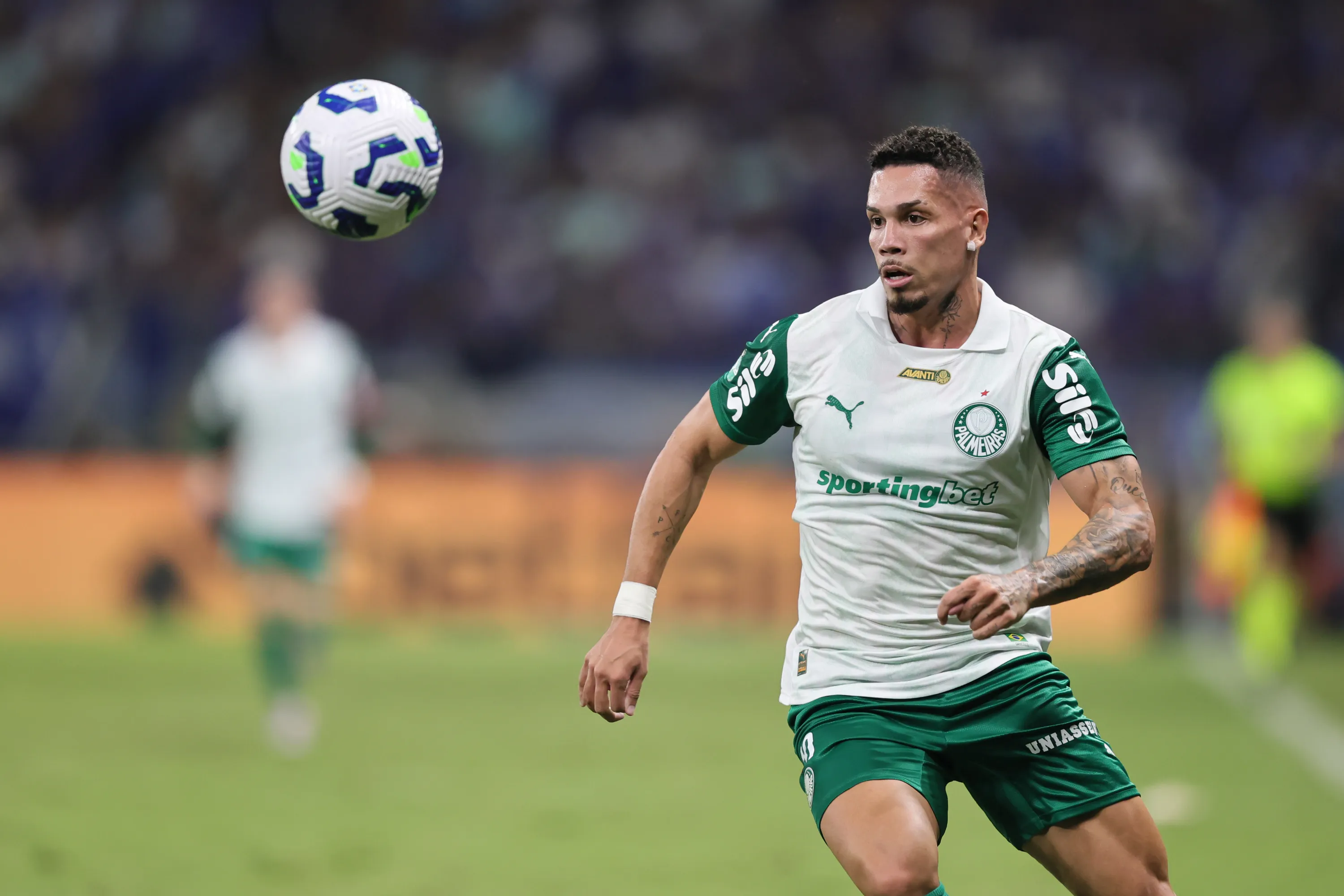 MG – BELO HORIZONTE – 01/06/2025 – BRASILEIRO A 2025, CRUZEIRO X PALMEIRAS – PAULINHO jogador do Palmeiras durante partida contra o Cruzeiro no estadio Mineirao pelo campeonato Brasileiro A 2025. Foto: Gilson Lobo/AGIF