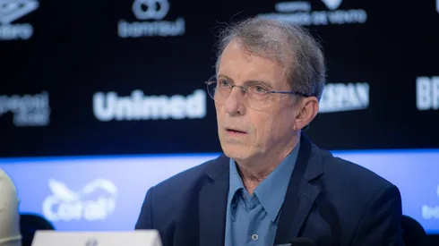 O presidente Odorico Roman fala aos jornalistas durante apresentação oficial de Luís Castro como técnico do Grêmio em coletiva de imprensa realizada no Arena do Grêmio. Foto: Maxi Franzoi/AGIF
