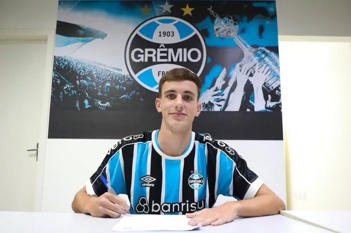 Bernardo Zortea, meio-campista cria do Grêmio (Imagem: Rodrigo Fatturi / Divulgação Grêmio)