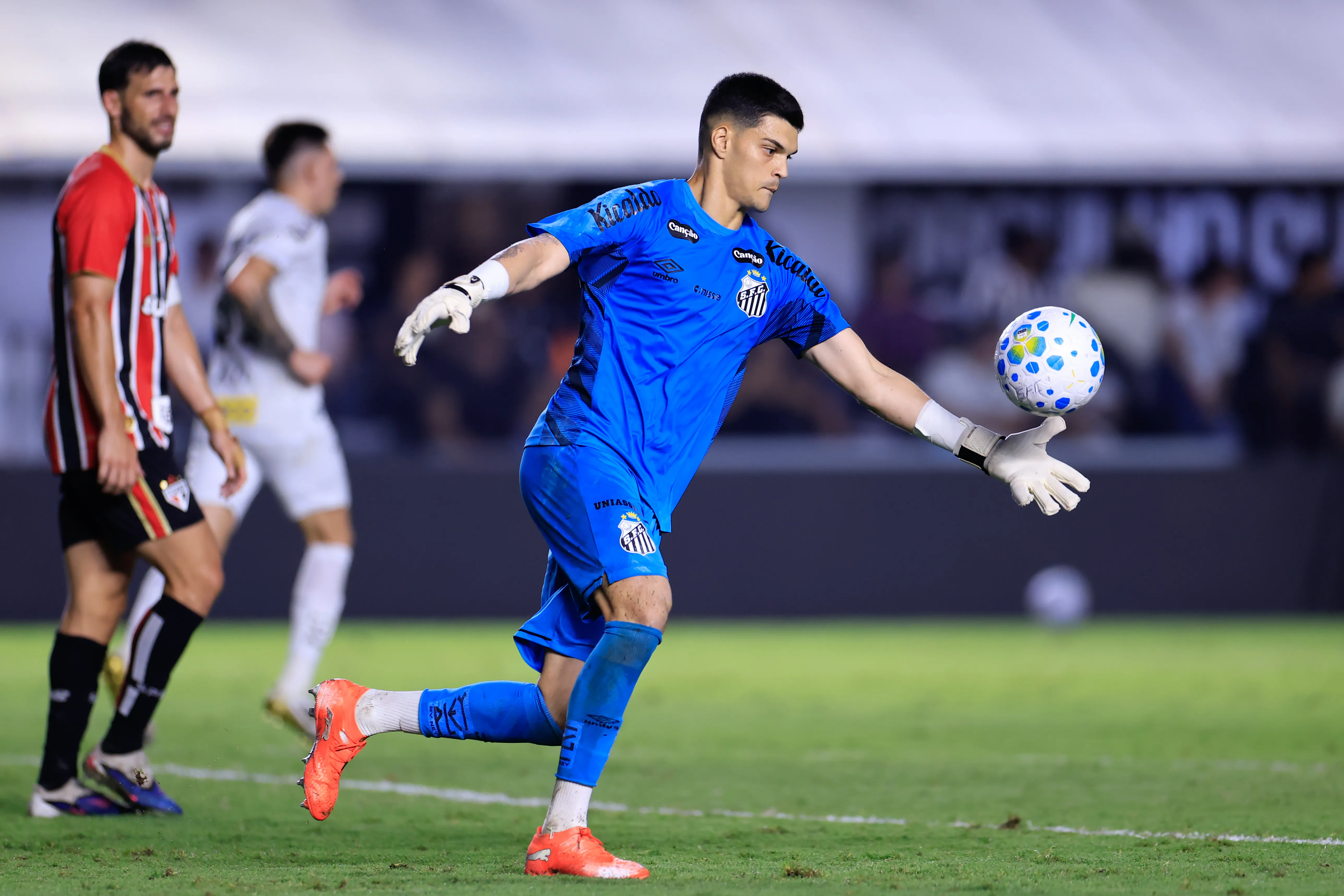 SP – SANTOS – 04/02/2026 – BRASILEIRO A 2026, SANTOS X SAO PAULO – Gabriel Brazao goleiro do Santos durante partida contra o Sao Paulo no estadio Vila Belmiro pelo campeonato Brasileiro A 2026. Foto: Marcello Zambrana/AGIF