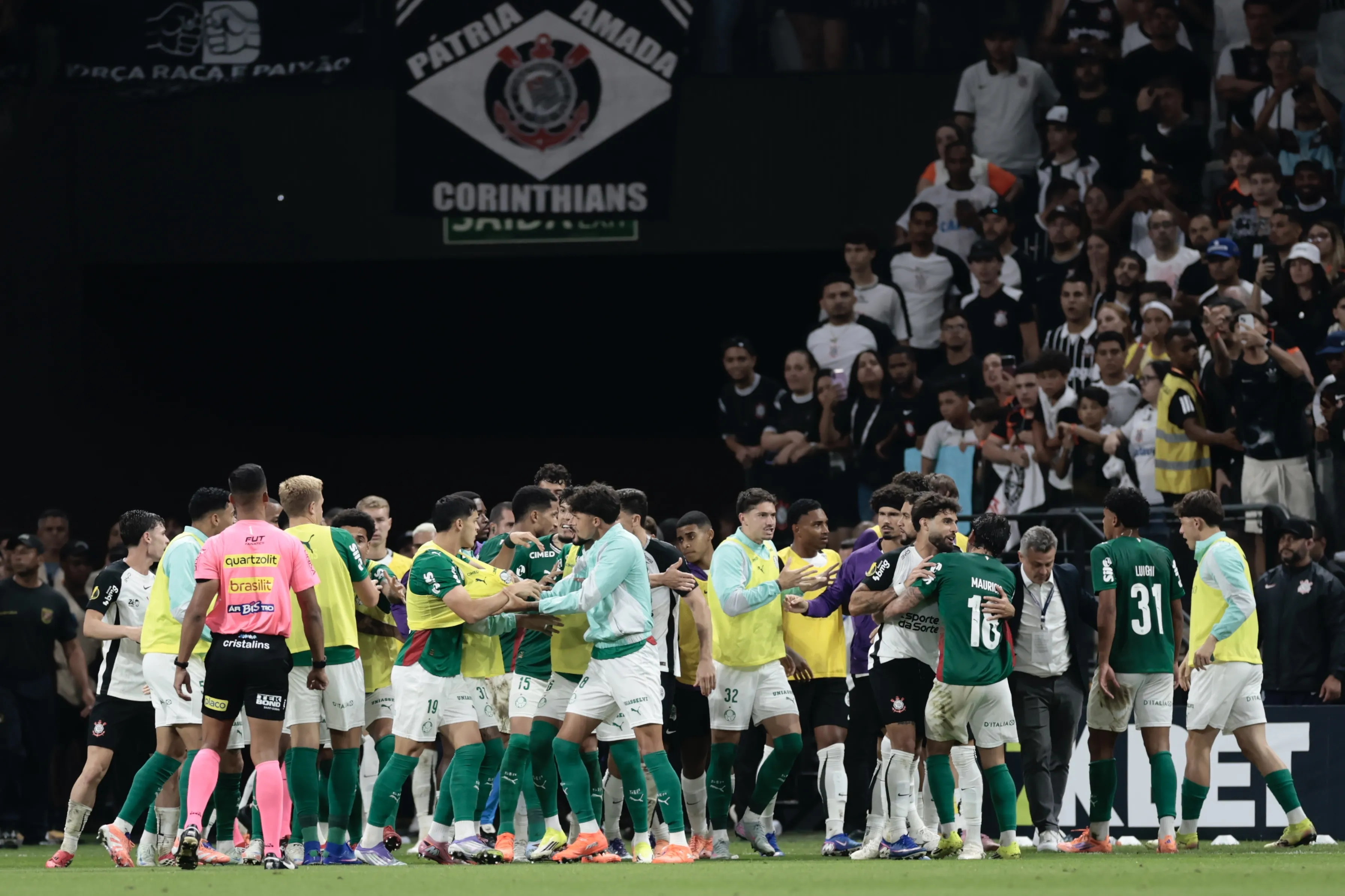 Tumulto entre jogadores do Corinthians e jogadores do Palmeiras durante partida no estadio Arena Corinthians pelo campeonato Paulista 2026. Foto: Marcello Zambrana/AGIF