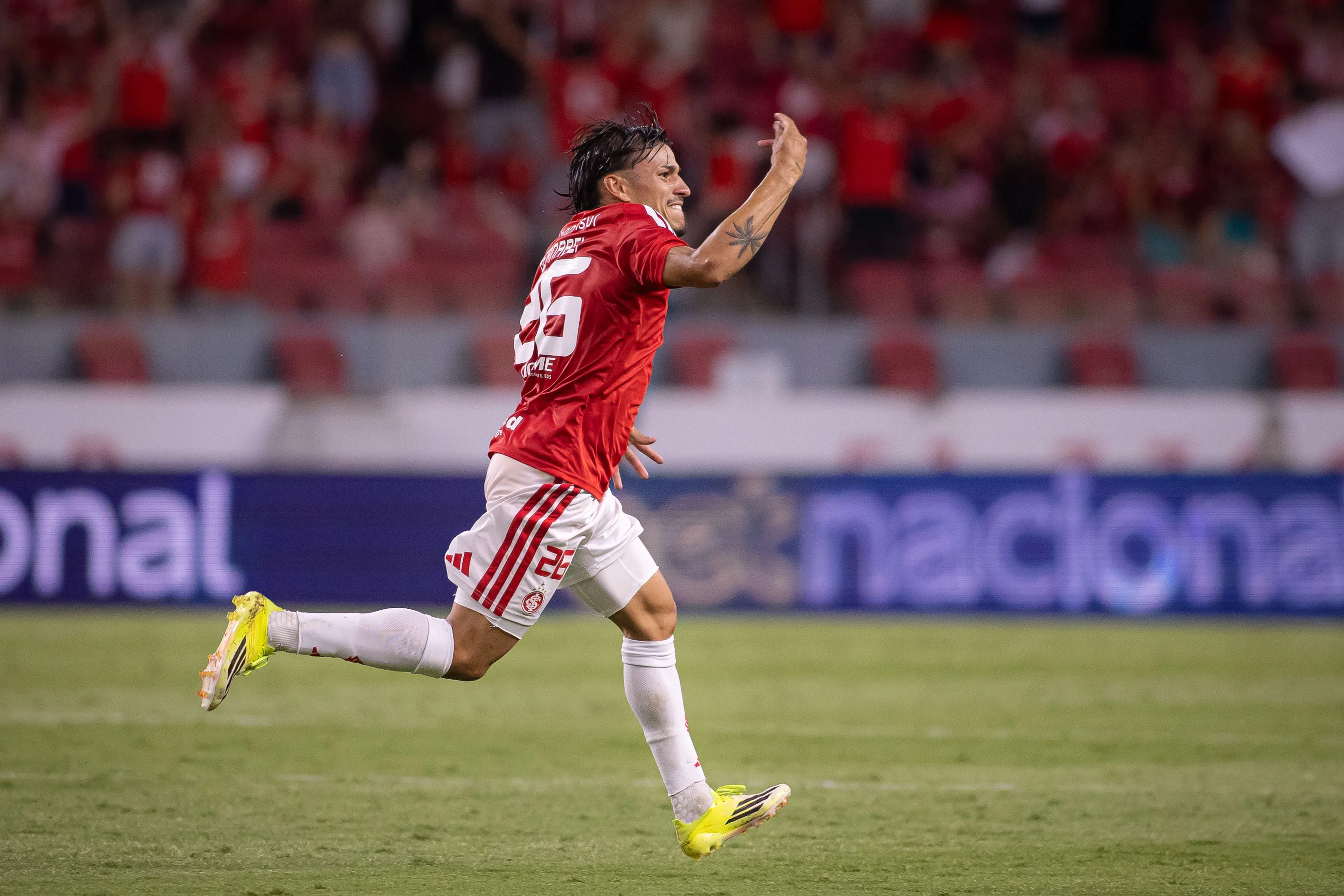 RS – PORTO ALEGRE – 08/02/2026 – GAUCHO 2026, INTERNACIONAL X SAO LUIZ-RS – Alexandro Bernabei jogador do Internacional comemora seu gol durante partida contra o Sao Luiz-RS no estadio Beira-Rio pelo campeonato Gaucho 2026. Foto: Maxi Franzoi/AGIF