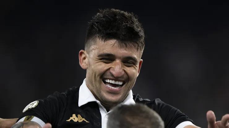 Victor Luis jogador do Vasco comemora seu gol durante partida contra o Fluminense no estadio Engenhao pelo campeonato Brasileiro A 2024. Foto: Jorge Rodrigues/AGIF