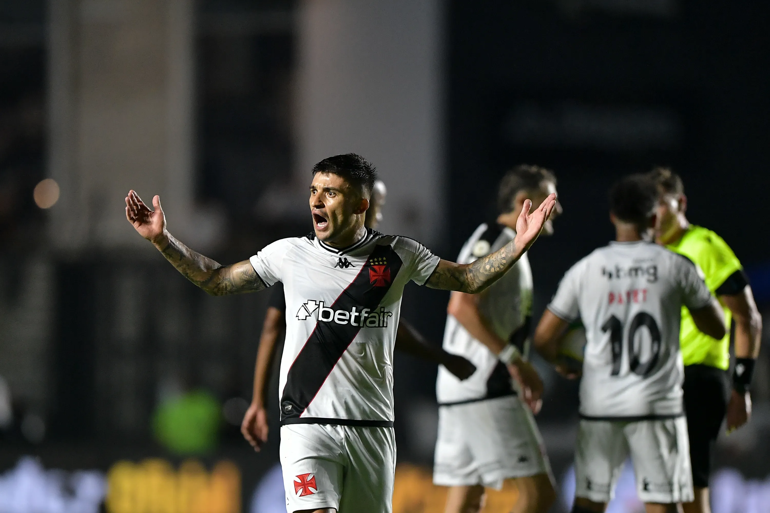 Victor Luis jogador do Vasco durante partida contra o Botafogo no estadio Sao Januario pelo campeonato Brasileiro A 2024. Foto: Thiago Ribeiro/AGIF
