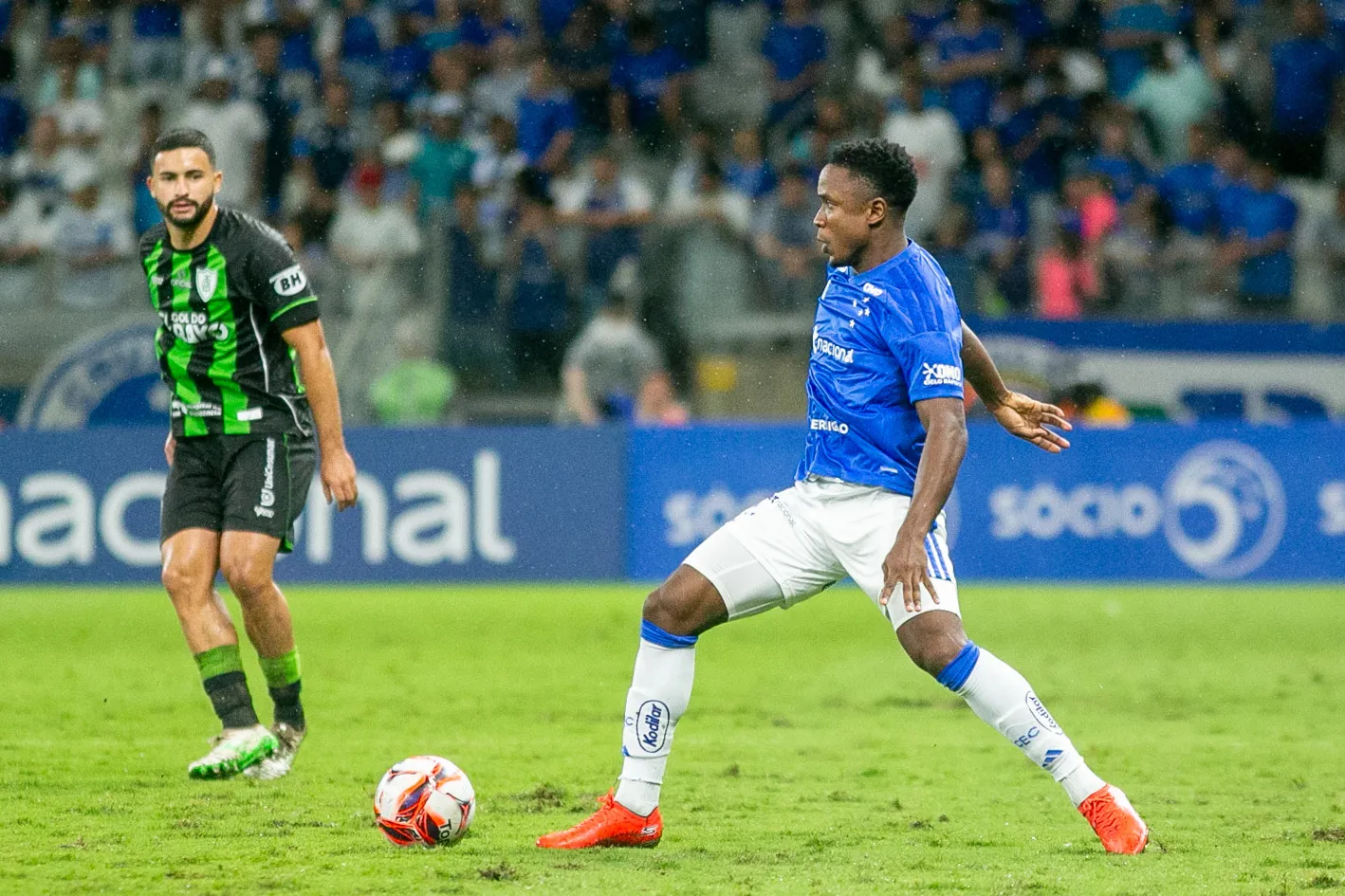 Sinisterra jogador do Cruzeiro durante partida contra o America-MG no estadio Mineirao pelo campeonato Mineiro 2026. Foto: Fernando Moreno/AGIF