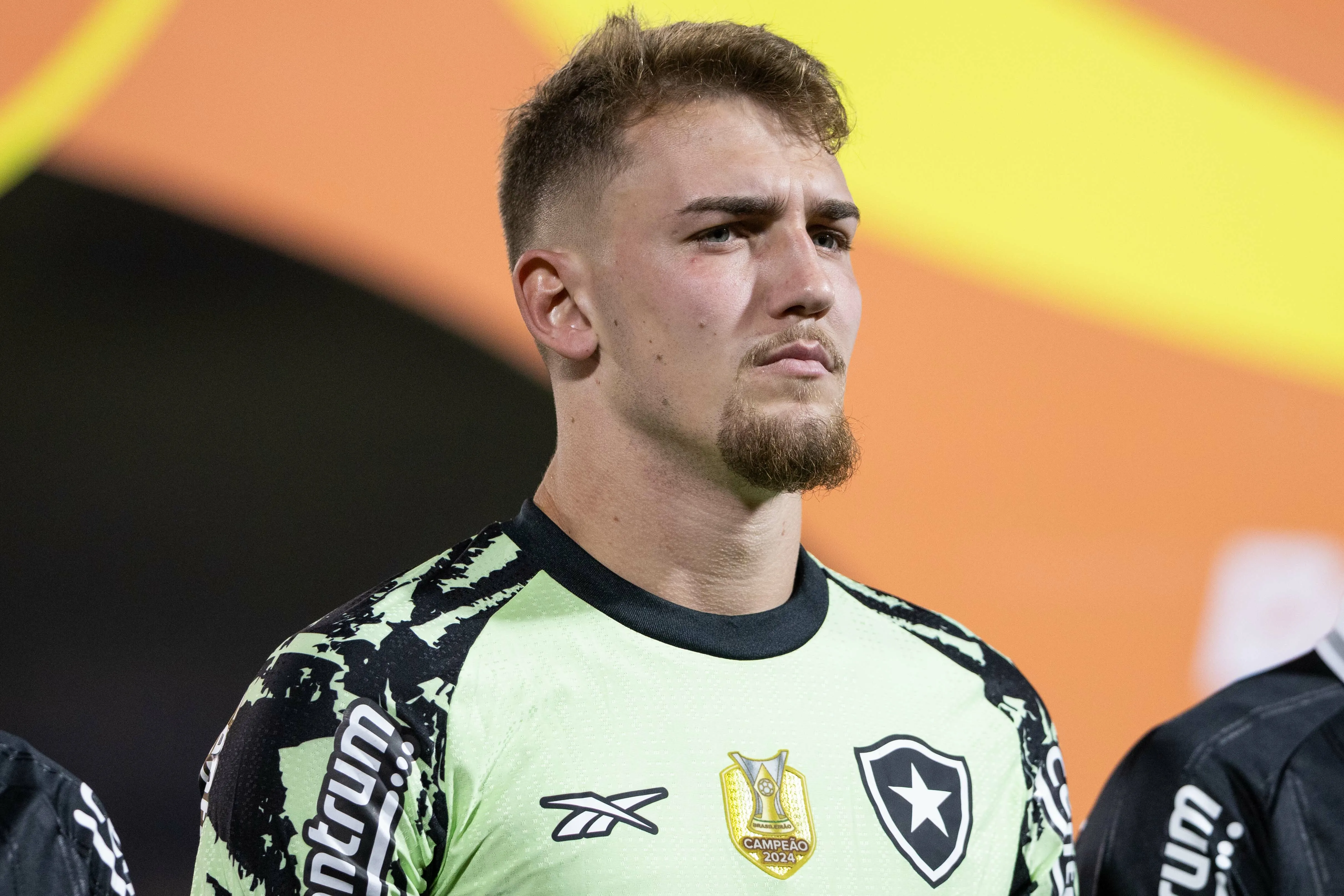 Léo Linck lamenta derrota do Botafogo em clássico. Foto: Joisel Amaral/AGIF