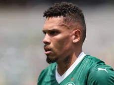 Paulinho evolui na recuperação e já realiza atividades no gramado