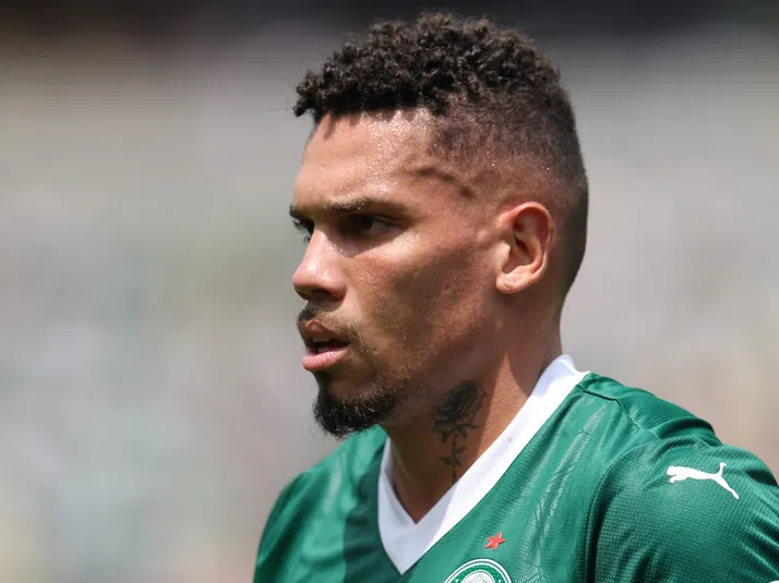 Paulinho evolui na recuperação e já realiza atividades no gramado