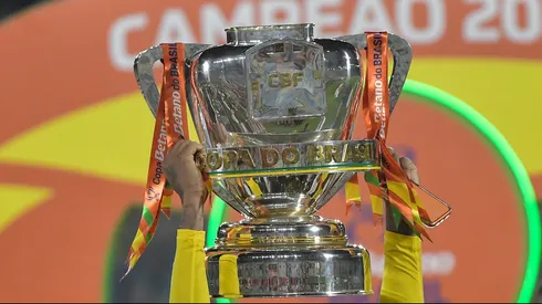 Detalhe da taça da Copa Do Brasil 2025. Foto: Thiago Ribeiro/AGIF
