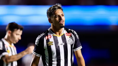 gabriel menino jogador do Santos recebe cartao amarelo do arbitro durante partida contra o Sao Paulo no estadio Morumbi pelo campeonato Paulista 2026. Foto: Marcello Zambrana/AGIF
