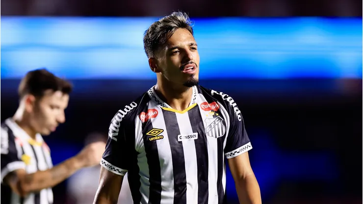 gabriel menino jogador do Santos recebe cartao amarelo do arbitro durante partida contra o Sao Paulo no estadio Morumbi pelo campeonato Paulista 2026. Foto: Marcello Zambrana/AGIF