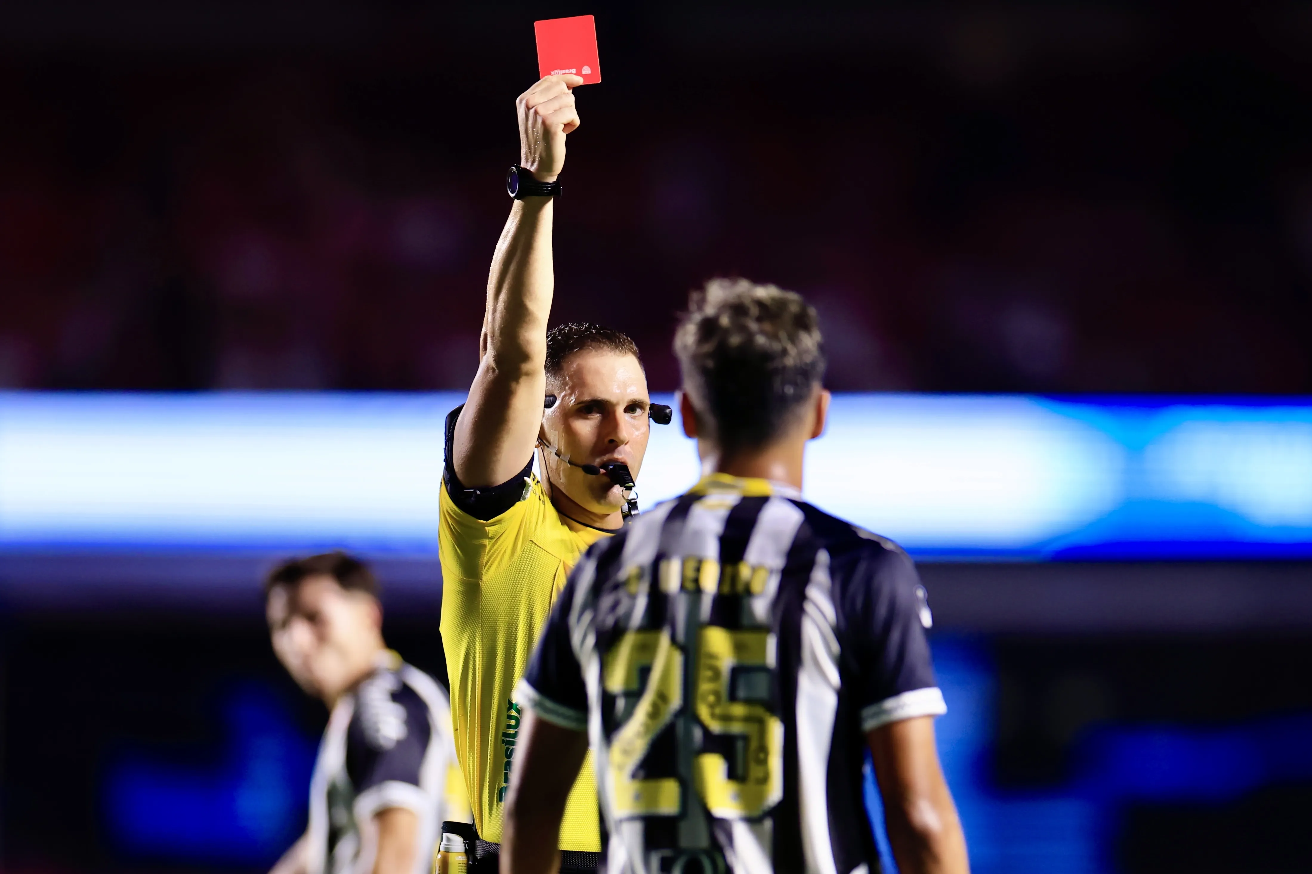 Gabriel Menino jogador do Santos recebe cartao vermelho do arbitro durante partida contra o Sao Paulo no estadio Morumbi pelo campeonato Paulista 2026. Foto: Marcello Zambrana/AGIF