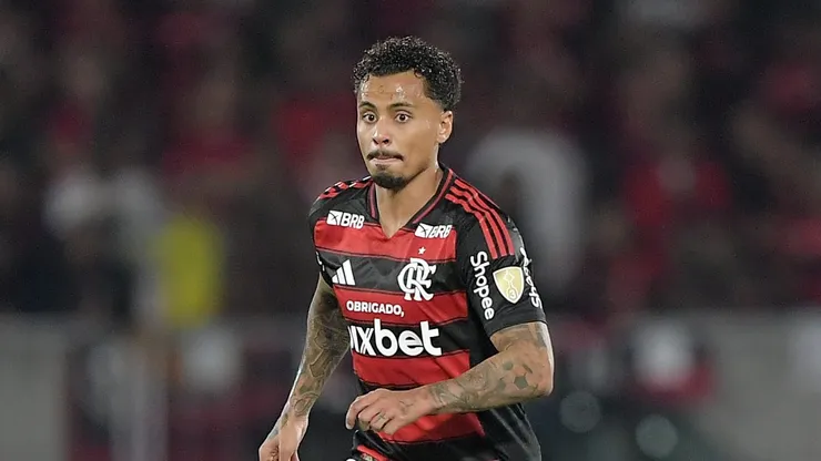 Allan jogador do Flamengo durante partida contra o Internacional no estadio Maracana pelo campeonato Copa Libertadores 2025. Foto: Thiago Ribeiro/AGIF