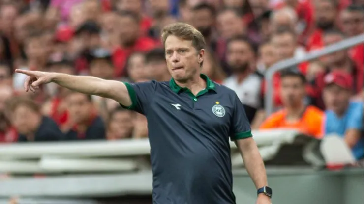 Fernando Seabra tecnico do Coritiba durante partida contra o Athletico-PR no estadio Arena da Baixada pelo campeonato Paraense 2026. Foto: Luis Garcia/AGIF