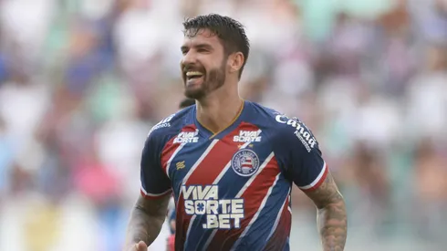 Everaldo jogador do Bahia comemora seu gol com jogadores do seu time durante partida contra o Porto Rico no estadio Arena Fonte Nova pelo campeonato Baiano 2025. Foto: Jhony Pinho/AGIF
