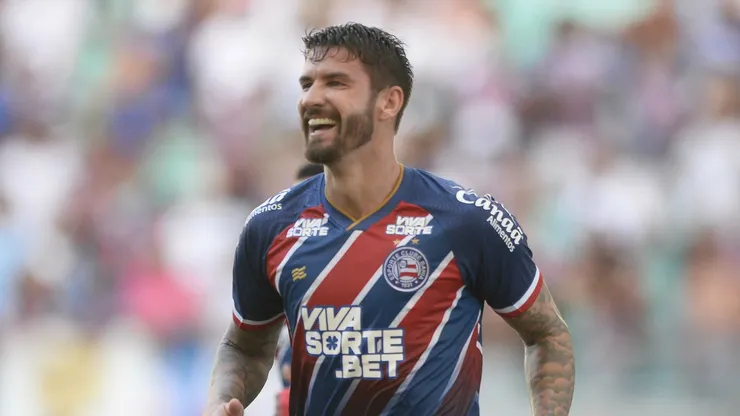 Everaldo jogador do Bahia comemora seu gol com jogadores do seu time durante partida contra o Porto Rico no estadio Arena Fonte Nova pelo campeonato Baiano 2025. Foto: Jhony Pinho/AGIF
