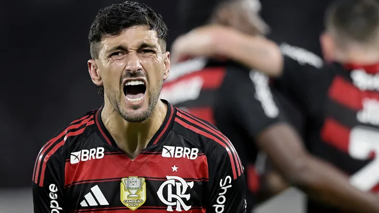 Arrascaeta jogador do Flamengo comemora seu gol durante partida contra o Bragantino no estádio Maracanã pelo campeonato Brasileiro A 2025. Foto: Alexandre Loureiro/AGIF
