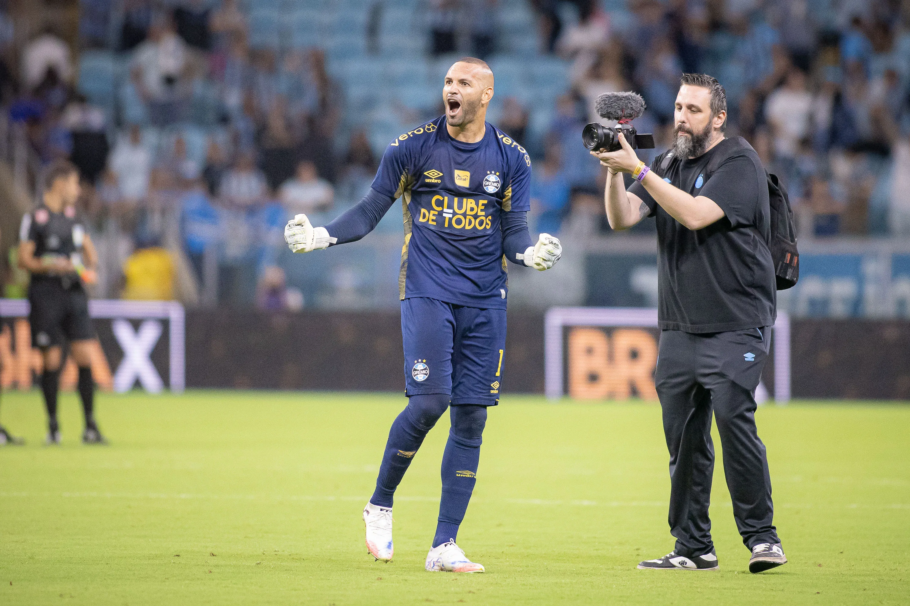 Weverton jogador do Gremio comemora vitoria ao final da partida contra o Novo Hamburgo no estadio Arena do Gremio pelo campeonato Gaucho 2026. Foto: Maxi Franzoi/AGIF