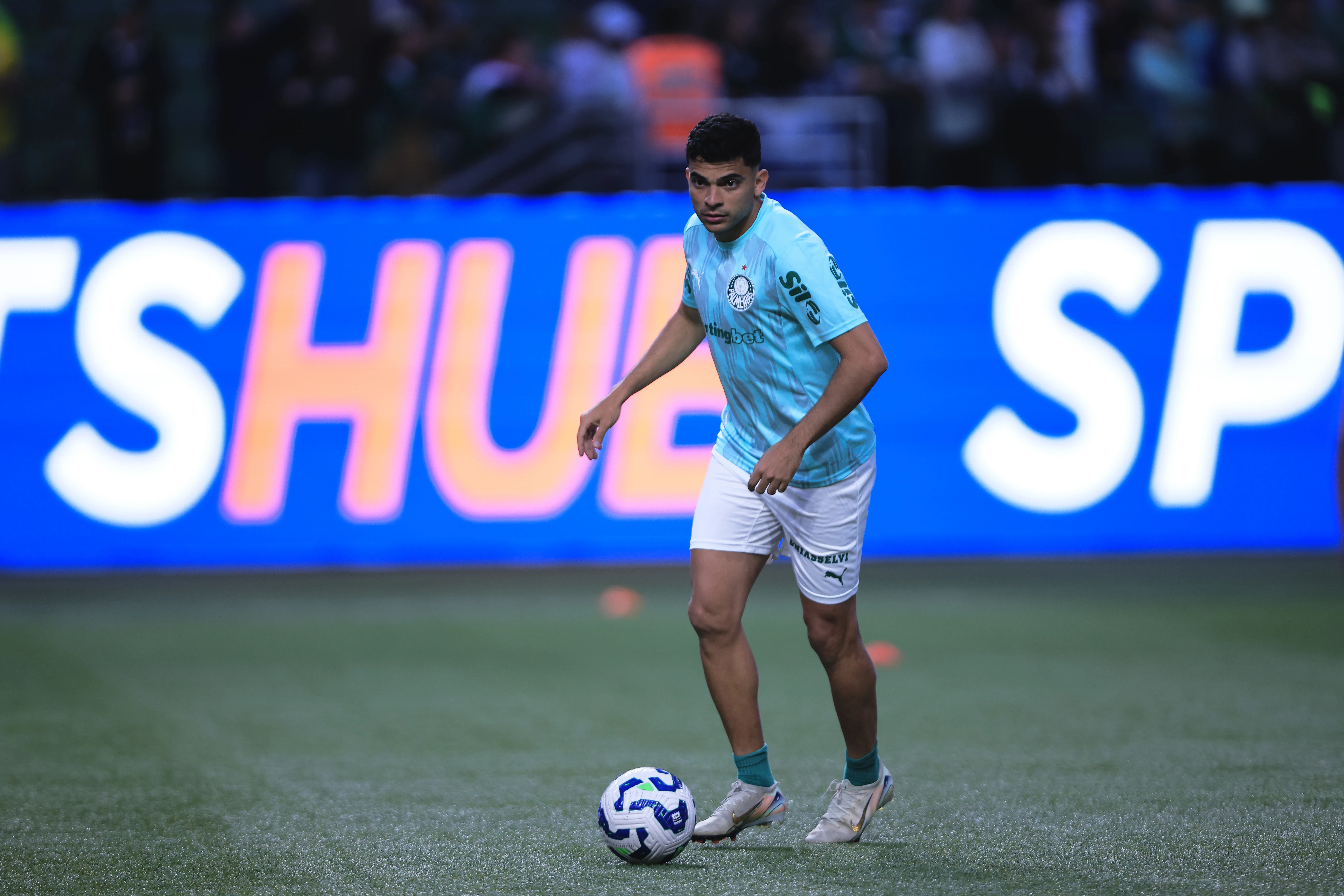 SP – SAO PAULO – 13/09/2025 – BRASILEIRO A 2025, PALMEIRAS X INTERNACIONAL – Bruno Rodrigues jogador do Palmeiras durante aquecimento antes da partida contra o Internacional no estadio Arena Allianz Parque pelo campeonato Brasileiro A 2025. Foto: Ettore Chiereguini/AGIF