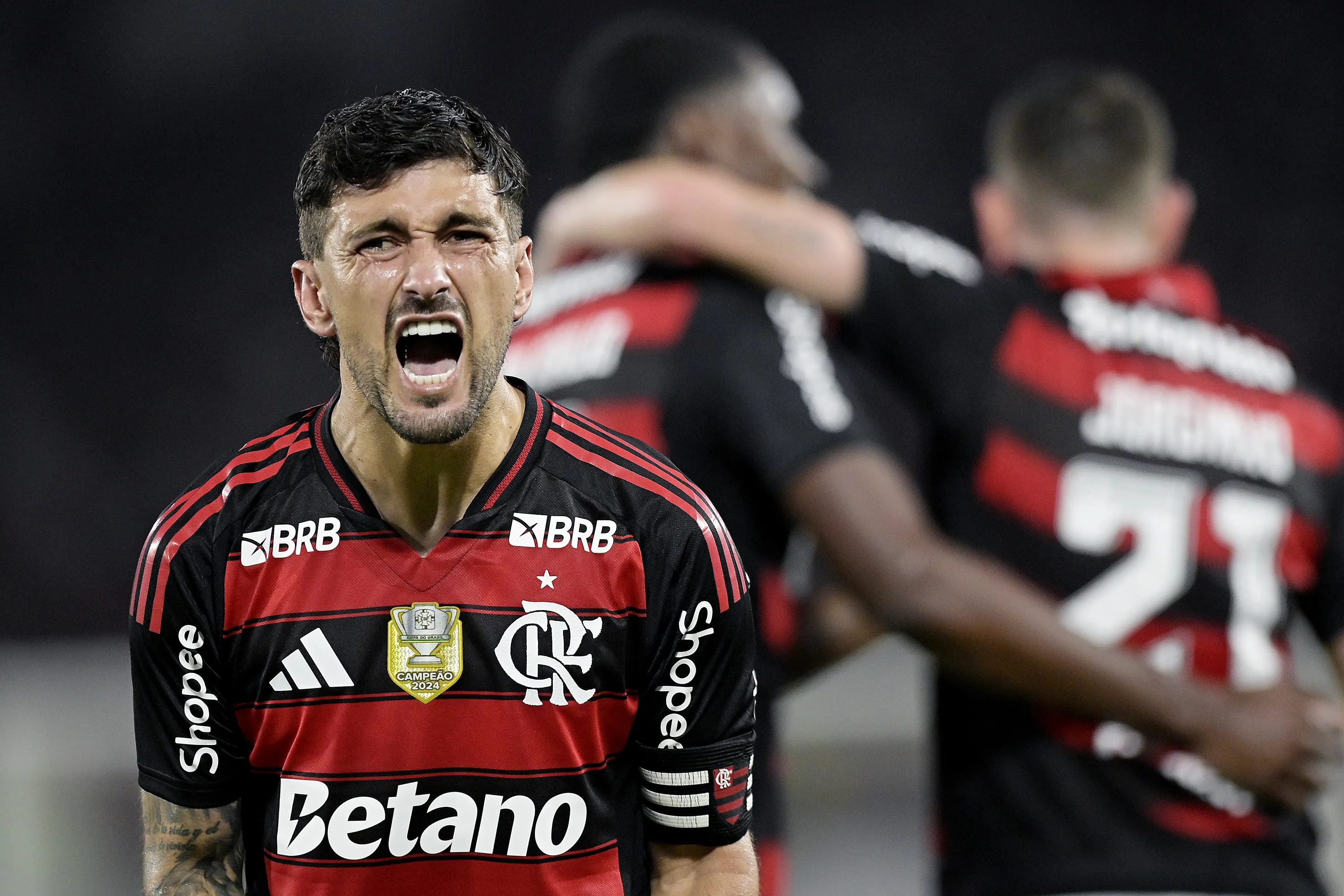 RJ – RIO DE JANEIRO – 22/11/2025 – BRASILEIRO A 2025, FLAMENGO X BRAGANTINO – Arrascaeta jogador do Flamengo comemora seu gol durante partida contra o Bragantino no estadio Maracana pelo campeonato Brasileiro A 2025. Foto: Alexandre Loureiro/AGIF
