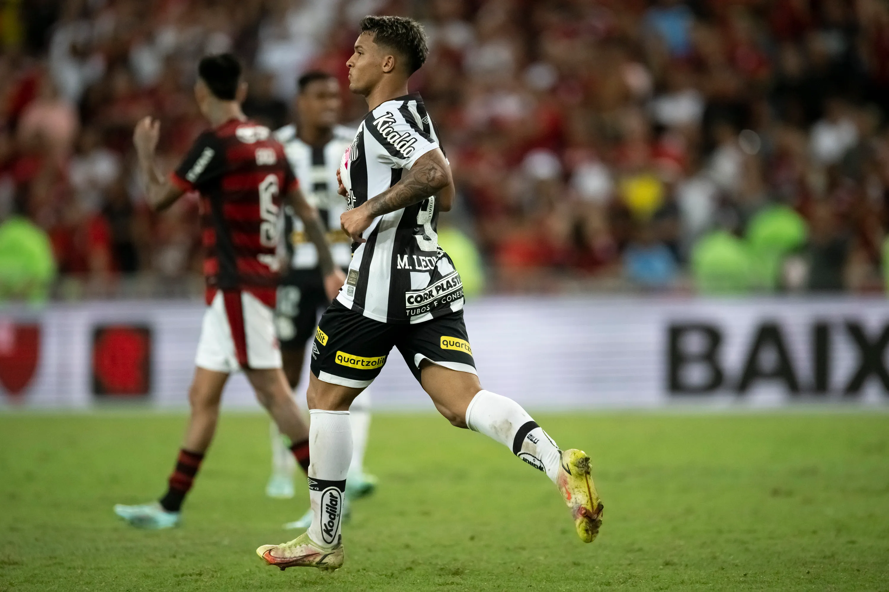 Marcos Leonardo  jogador do Santos comemora seu gol durante partida contra o Flamengo no estadio Maracana pelo campeonato Brasileiro A 2022. Foto: Jorge Rodrigues/AGIF