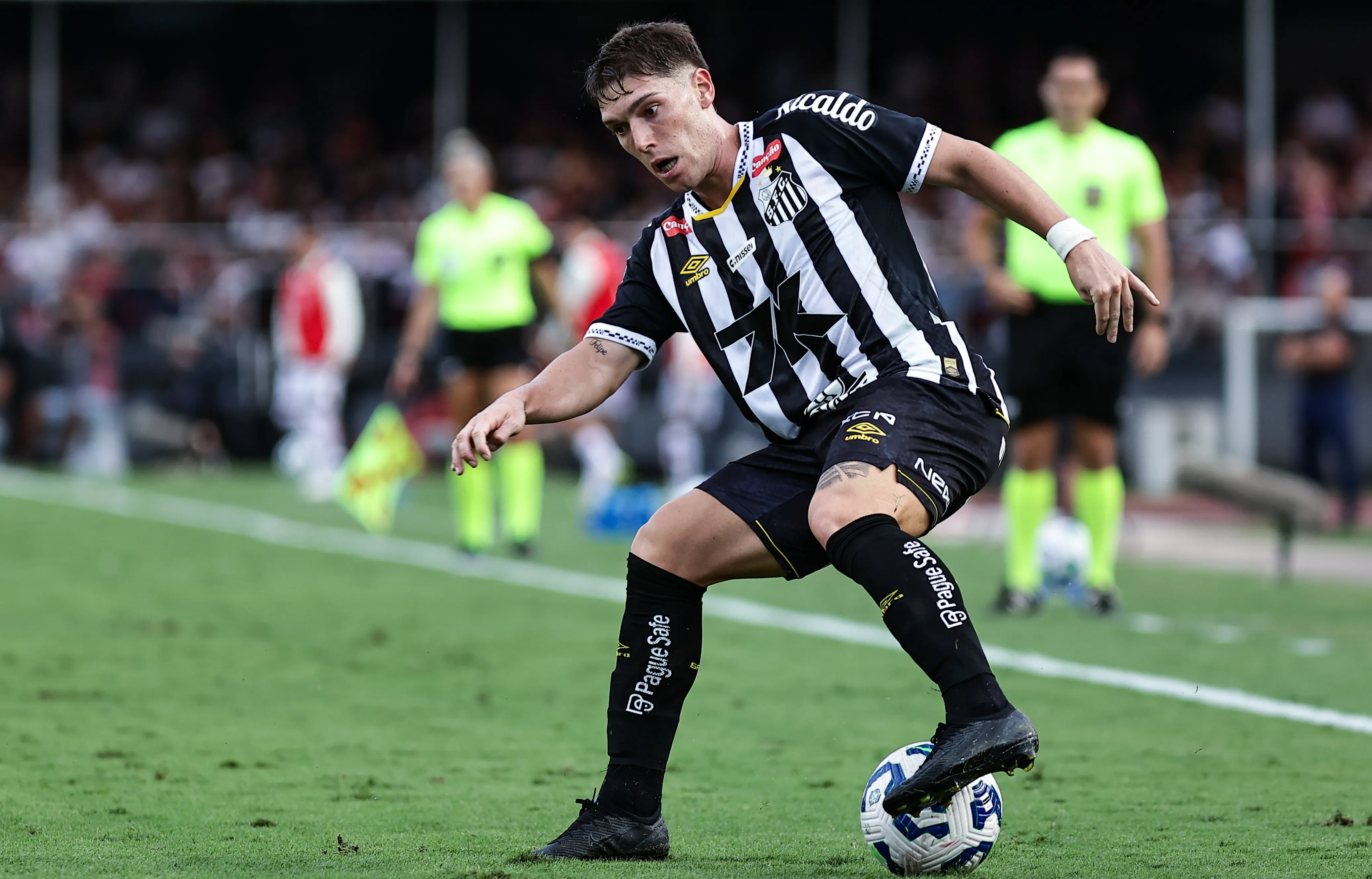 SP – SAO PAULO – 20/04/2025 – BRASILEIRO A 2025, SAO PAULO X SANTOS – Rollheiser jogador do Santos durante partida contra o Sao Paulo no estadio Morumbi pelo campeonato Brasileiro A 2025. Foto: Fabio Giannelli/AGIF