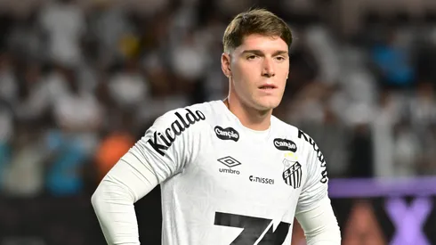Benjamin Rollheiser jogador do Santos durante aquecimento antes da partida contra o Mirassol no estadio Vila Belmiro pelo campeonato Brasileiro A 2025. 
