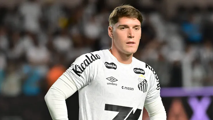 Benjamin Rollheiser jogador do Santos durante aquecimento antes da partida contra o Mirassol no estadio Vila Belmiro pelo campeonato Brasileiro A 2025.