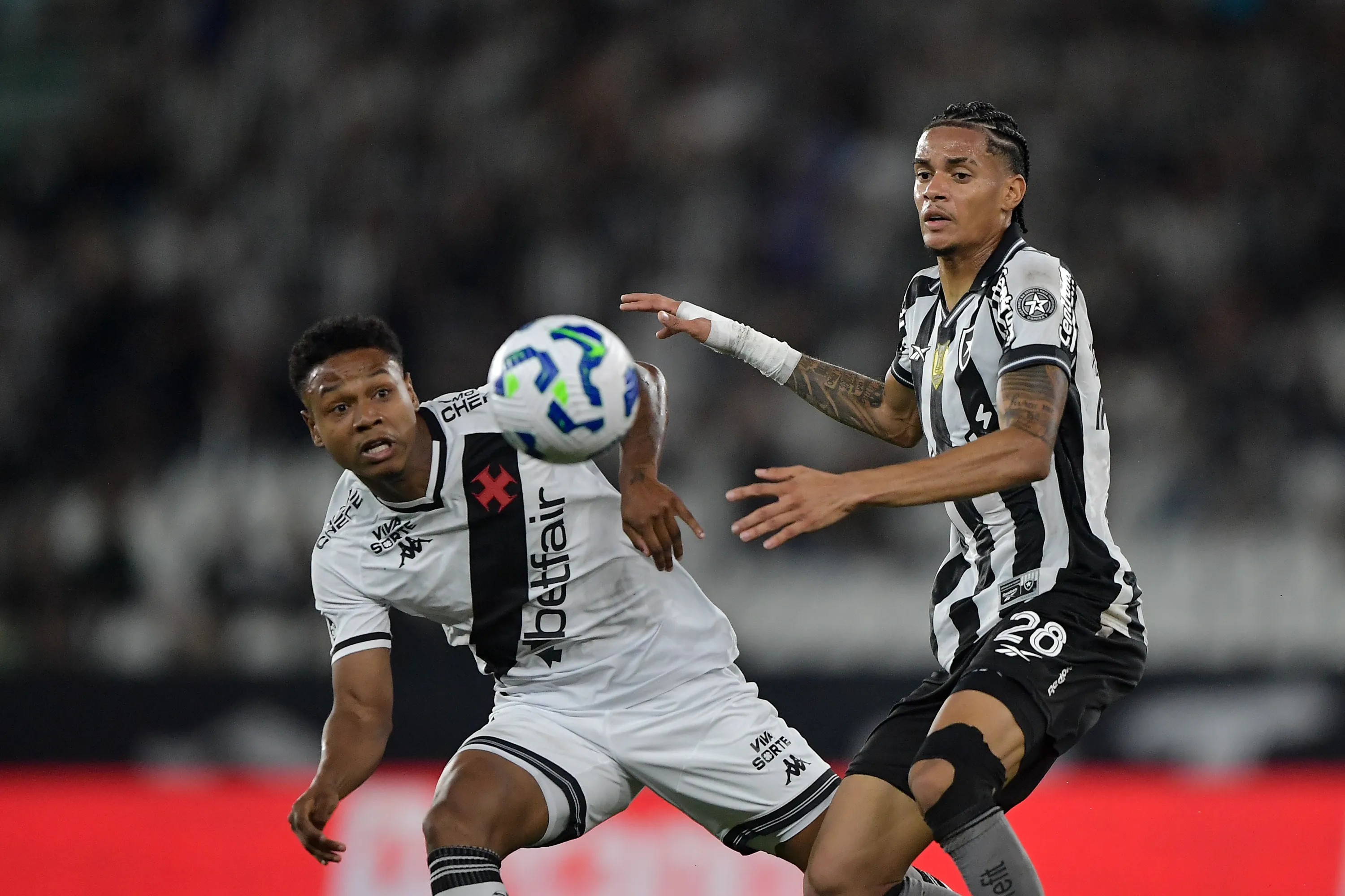 Newton jogador do Botafogo disputa lance com Matheus Franca jogador do Vasco durante partida no estadio Engenhao pelo campeonato Copa Do Brasil 2025. Foto: Thiago Ribeiro/AGIF