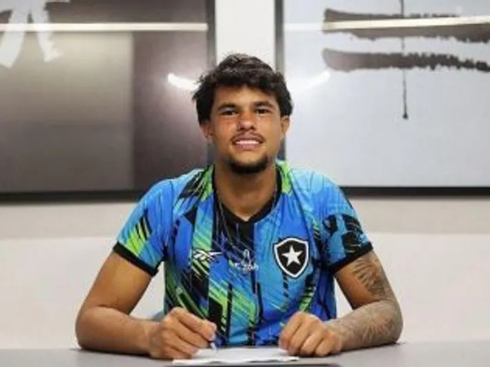 Bruno Samudio assina primeiro contrato profissional com o Botafogo