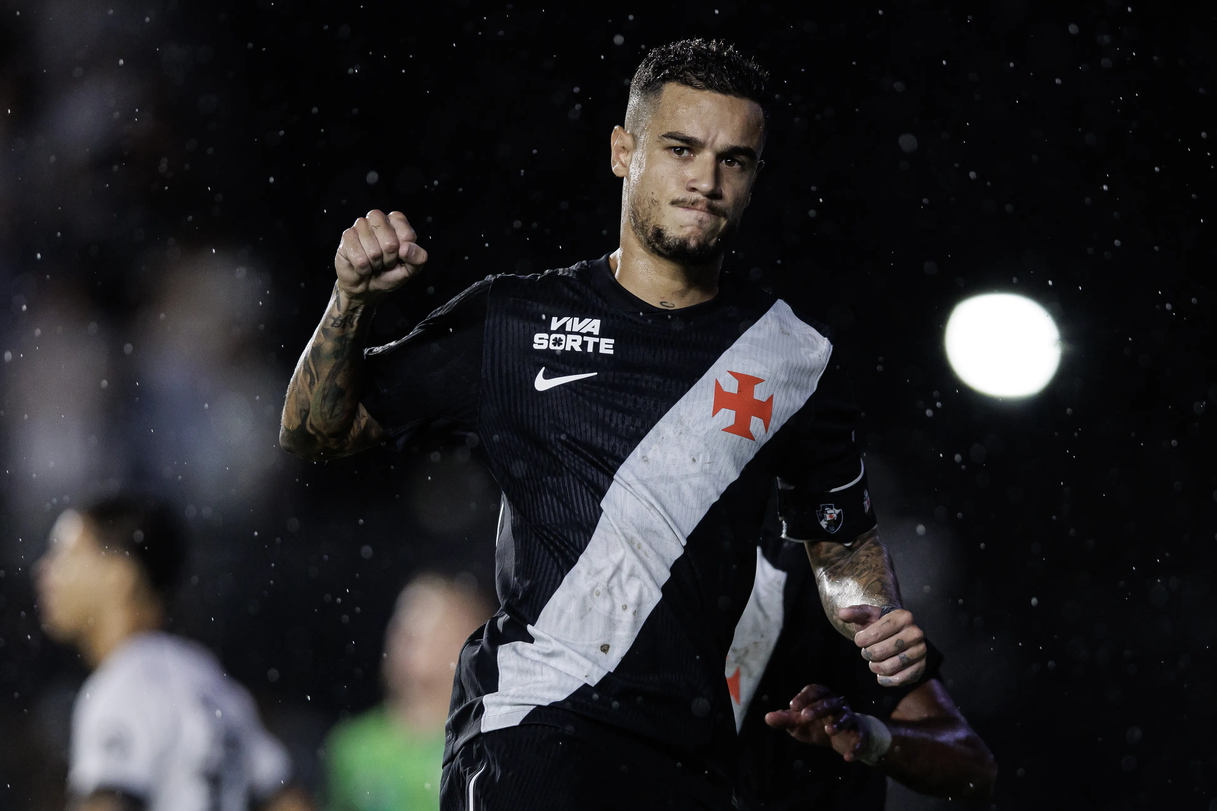Coutinho jogador do Vasco comemora seu gol durante partida contra o Botafogo no estadio Sao Januario pelo campeonato Carioca 2026. Foto: Andre Mourao/AGIF