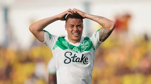 Luis Mandaca jogador do Juventude lamenta durante partida contra o Mirassol no estadio Jose Maria de Campos Maia pelo campeonato Brasileiro A 2025. Foto: Vinicius Silva/AGIF
