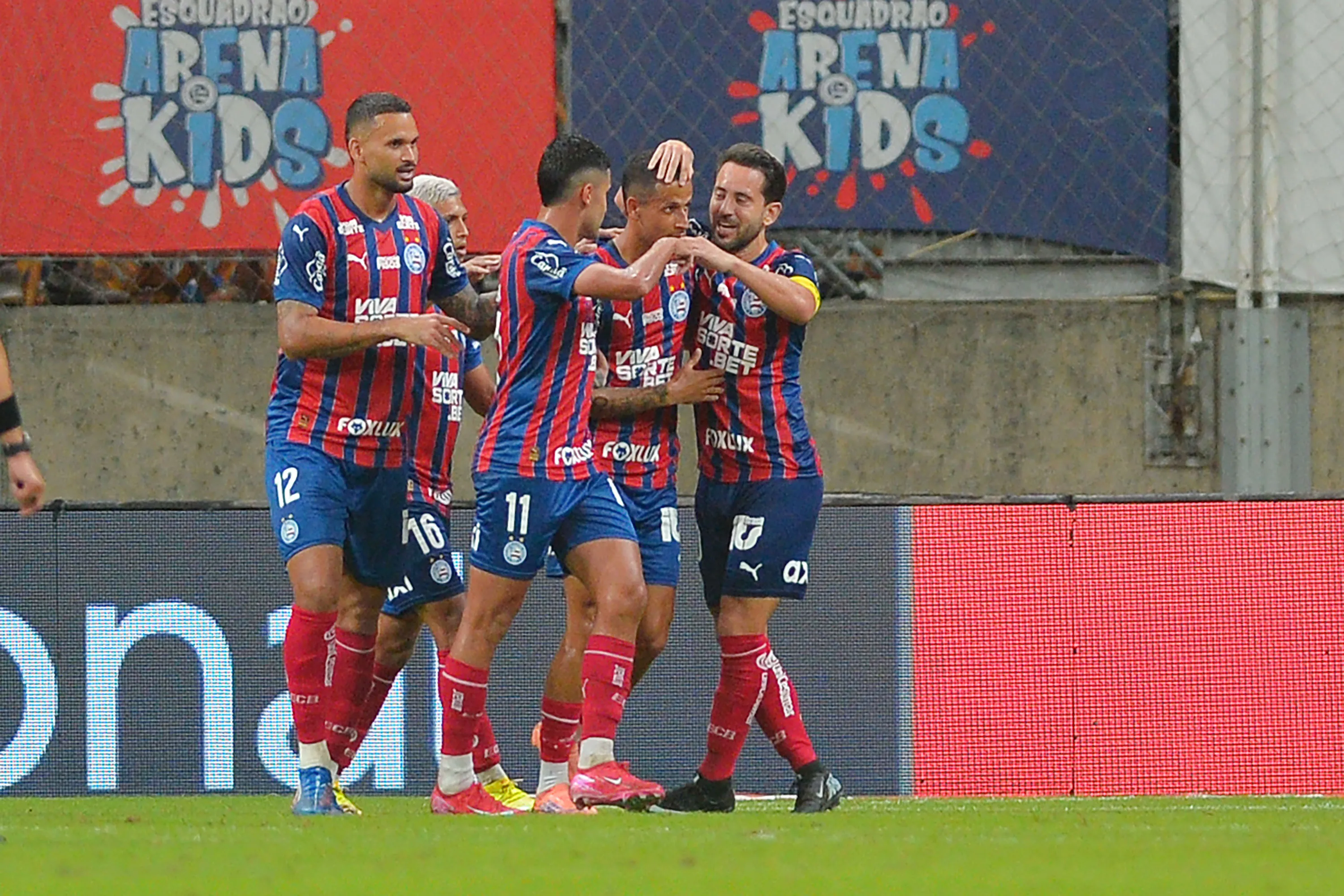 Luciano Juba jogador do Bahia comemora seu gol com jogadores do seu time durante partida contra o Sport no estadio Fonte Nova pelo campeonato Brasileiro A 2025. Foto: Walmir Cirne/AGIF