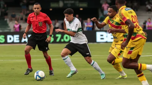 Yago Ferreira jogador do Coritiba disputa lance com Dionisio jogador do Brusque durante partida no estadio Couto Pereira pelo campeonato Brasileiro B 2024. Foto: Robson Mafra/AGIF
