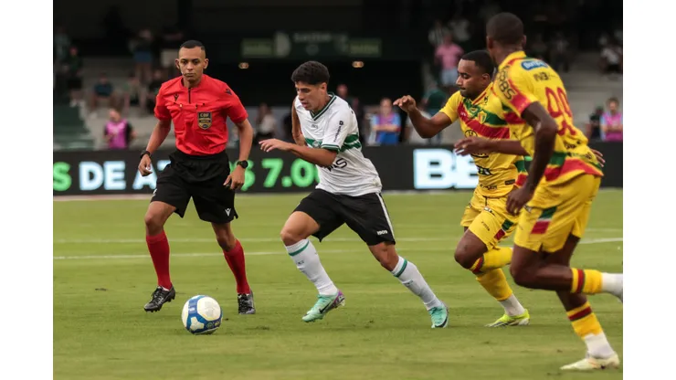 Yago Ferreira jogador do Coritiba disputa lance com Dionisio jogador do Brusque durante partida no estadio Couto Pereira pelo campeonato Brasileiro B 2024. Foto: Robson Mafra/AGIF