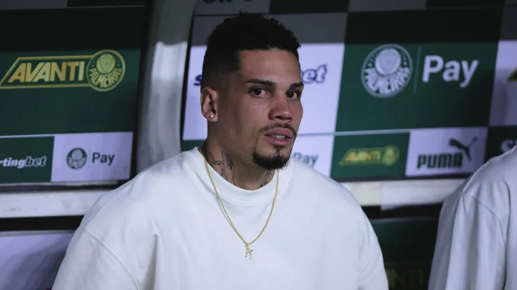 Paulinho jogador do Palmeiras e visto no banco de reservas antes de partida contra o Sao Paulo no estadio Arena Allianz Parque pelo campeonato Paulista 2025.
