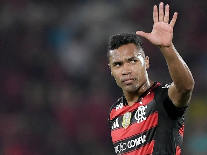 Alex Sandro é alvo de críticas no Flamengo: "pendure as chuteiras"