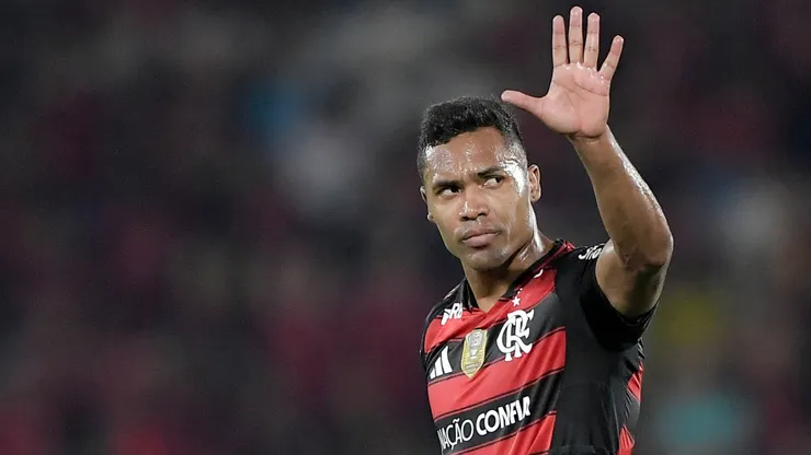 Alex Sandro jogador do Flamengo durante partida contra o Vitoria no estádio Maracanã pelo campeonato Brasileiro A 2025. Foto: Thiago Ribeiro/AGIF