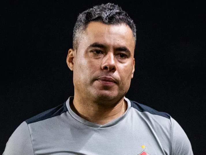 Jair Ventura, do Vitória, exalta o Palmeiras ao analisar derrota contra Flamengo