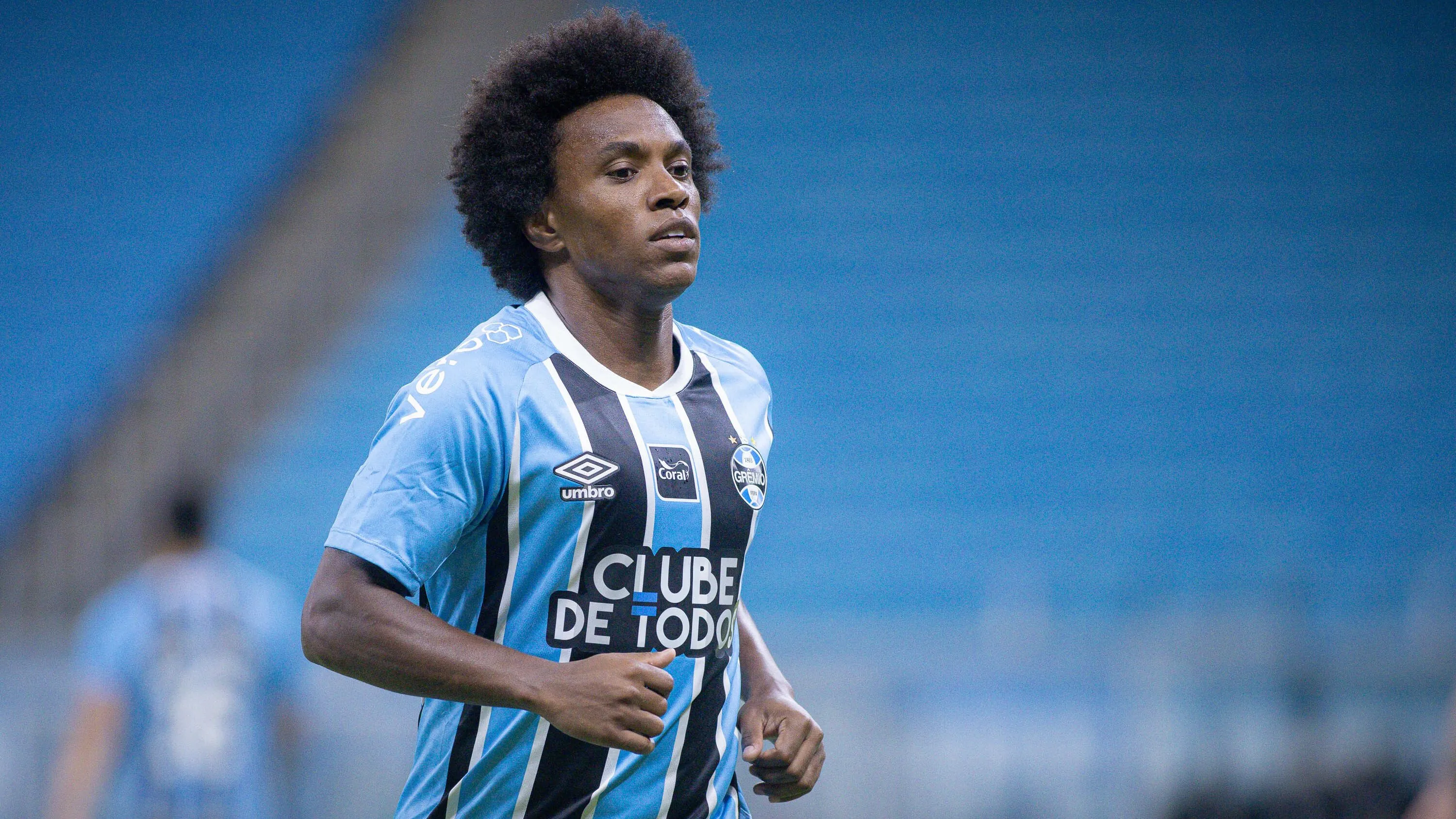 Willian em duelo pelo Grêmio. Foto: Maxi Franzoi/AGIF