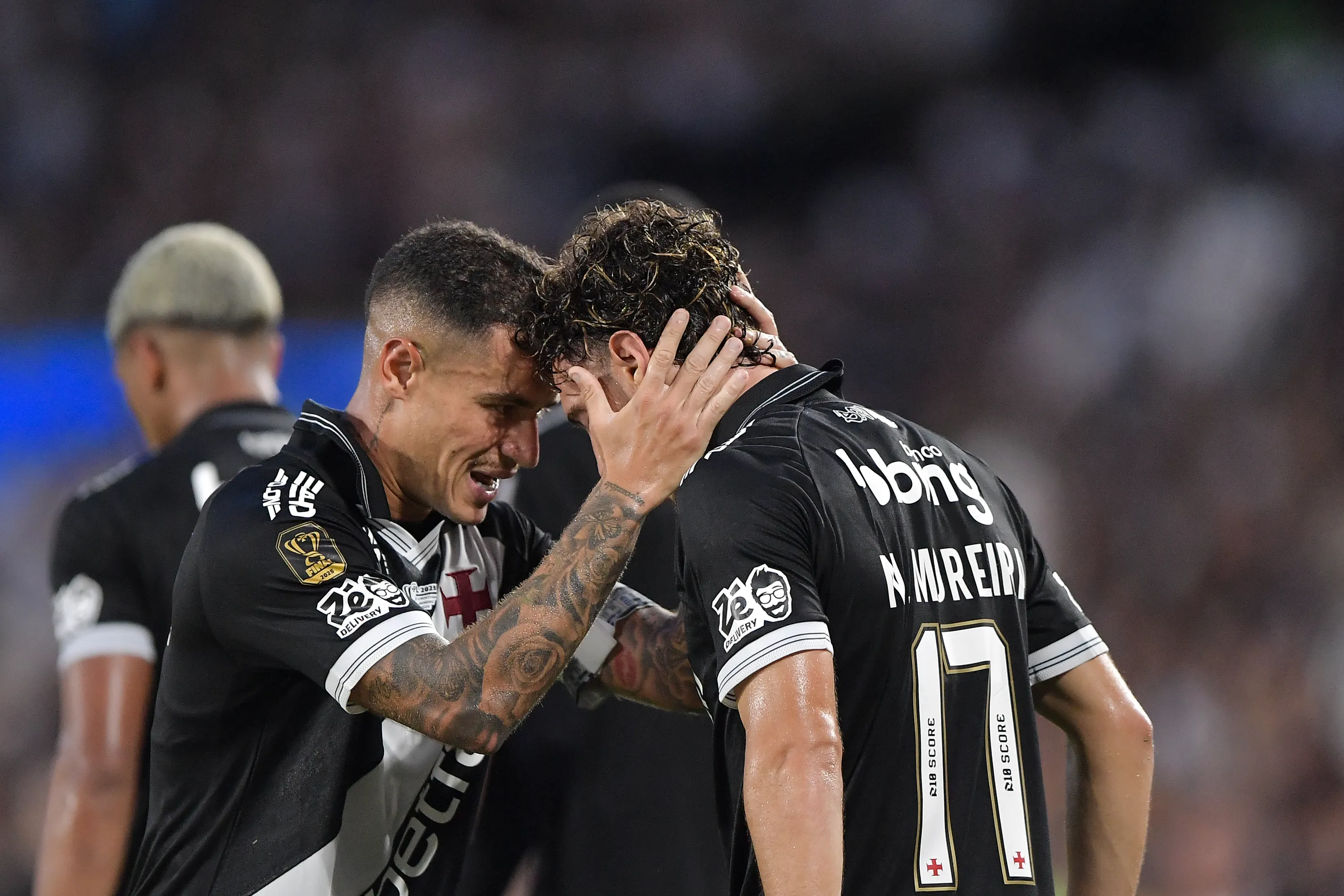 Nuno Moreira jogador do Vasco comemora seu gol com Coutinho jogador da sua equipe durante partida contra o Corinthians no estadio Maracana pelo campeonato Copa Do Brasil 2025. Foto: Thiago Ribeiro/AGIF